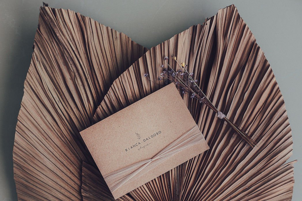 Convite personalizado em tons naturais